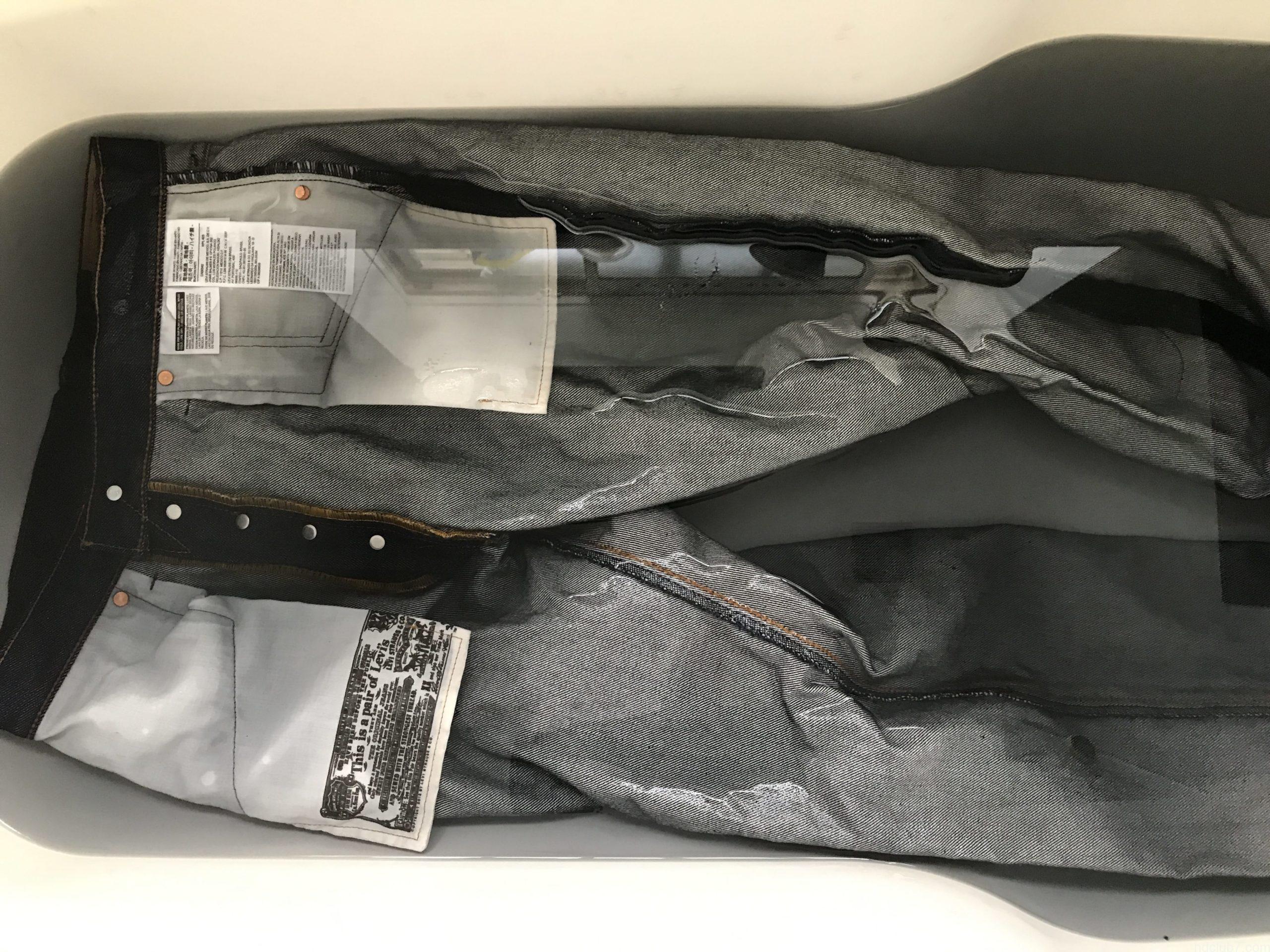 levi's501シュリンクトゥフィットを湯船につけて洗っているところ