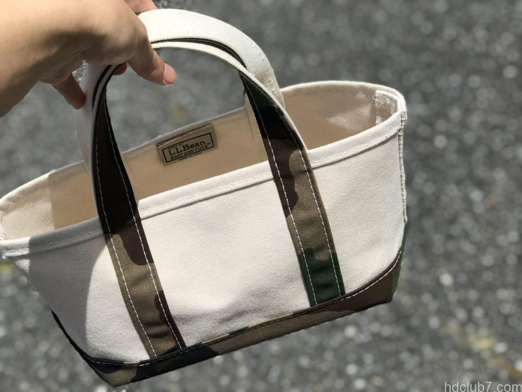 手に持たれたエルエルビーンのトートバッグミニのカモフラ柄