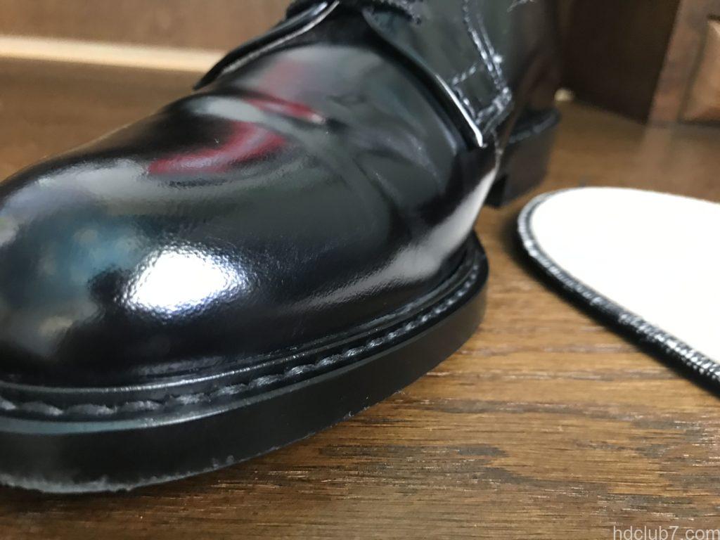 3ヶ月履いたハルタのプレーントゥシューズ(ガラスレザー)にクリームを塗布して乾拭きまで終わった後の傷跡