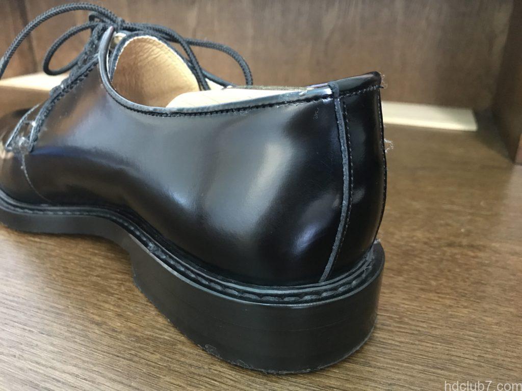 3ヶ月履いたハルタのプレーントゥシューズ(ガラスレザー)にクリームを塗布して乾拭き後の傷跡