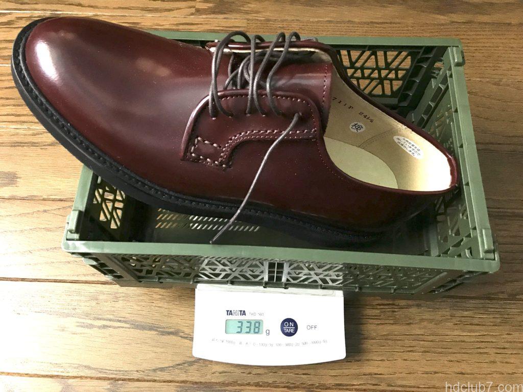 重量計に載せられたハルタのポストマンシューズ