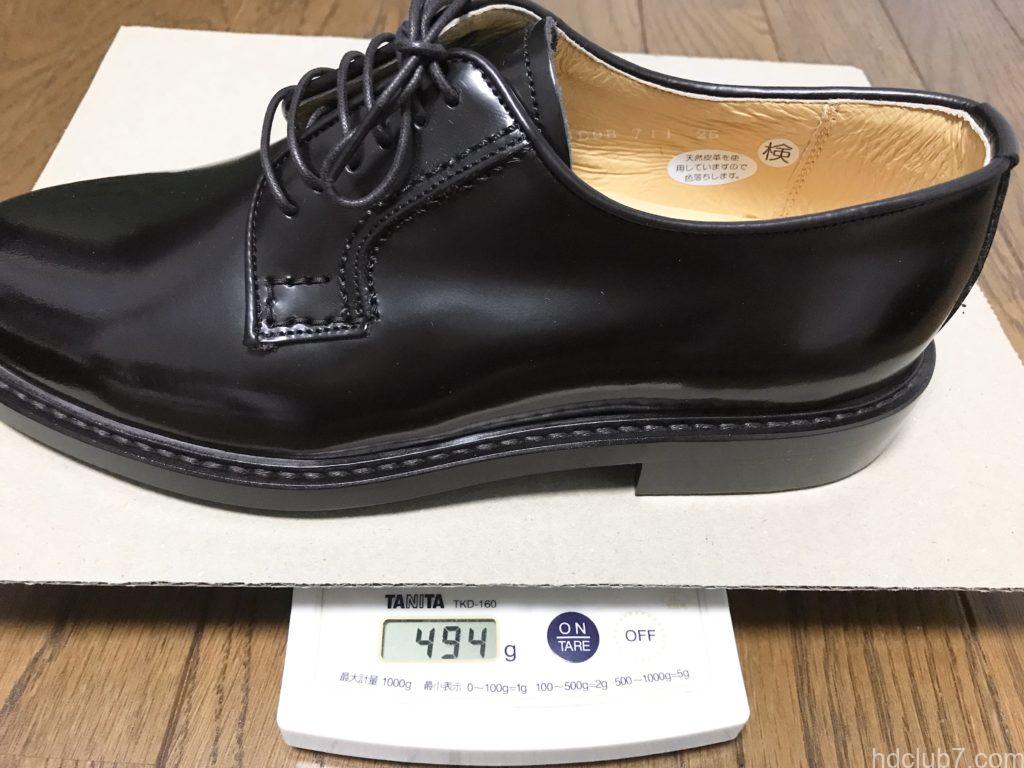 重量計に載せられたハルタのプレーントゥシューズ