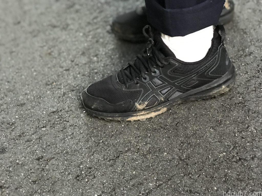 泥で汚れたアシックスのトレランシューズのトレイルスカウトとヘルスニットの靴下