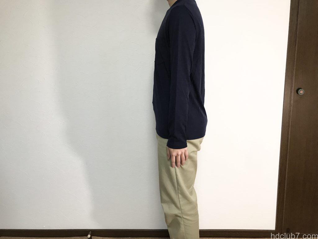 163cm/58kgの男性が着たアイスブレーカーのメリノウールTのシャツ「テックライトロングスリーブポケットクルー」のサイズ感