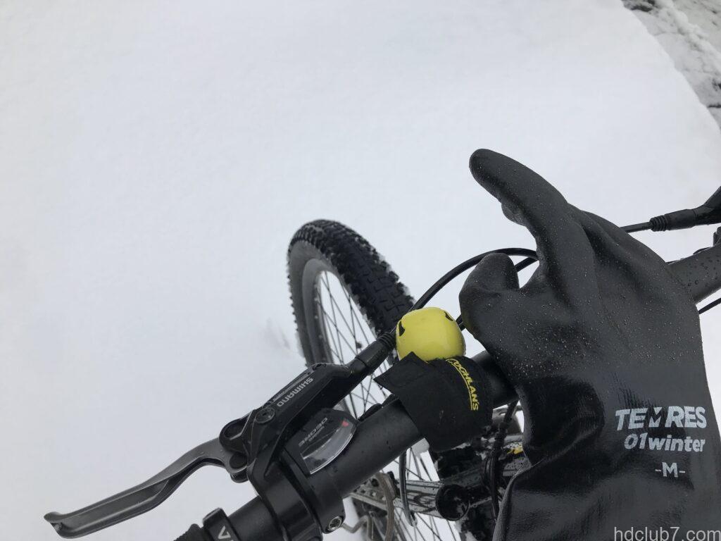 雪と自転車とテムレスブラック
