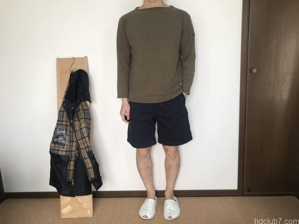 グラミチのGショーツとセントジェームスのウエッソンを着た人