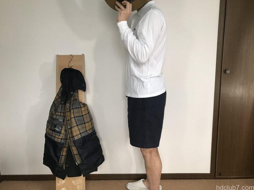 グラミチのGショーツとラコステの長袖ポロシャツを着た男