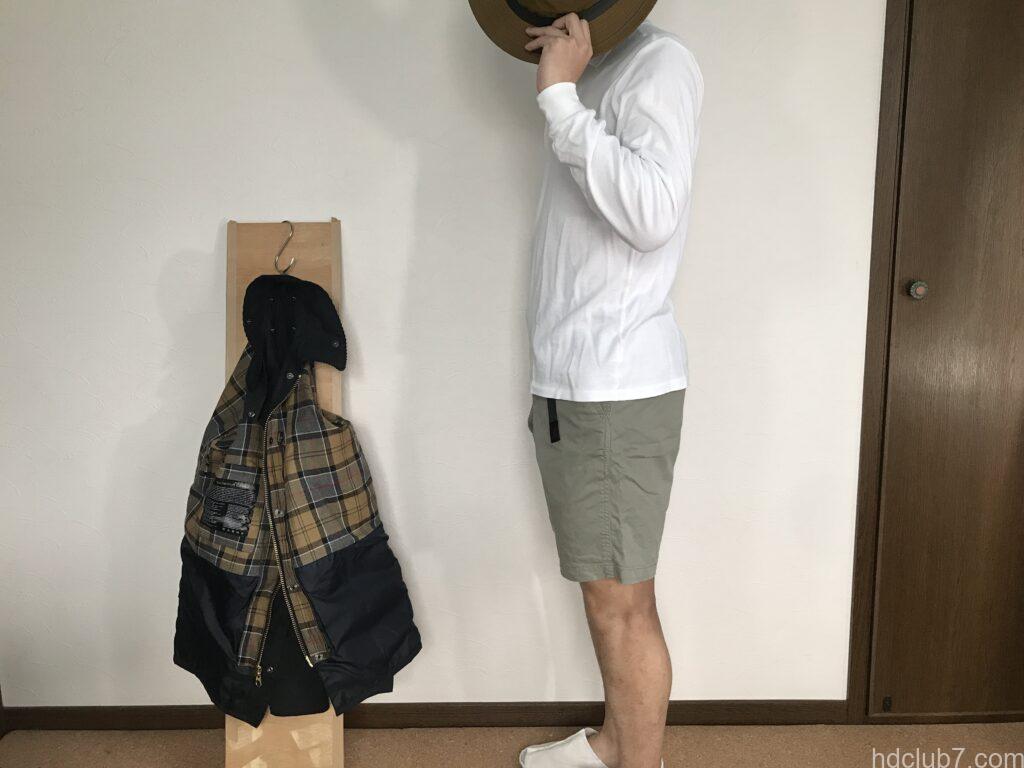 グラミチのSTショーツとラコステの長袖ポロシャツを着た男