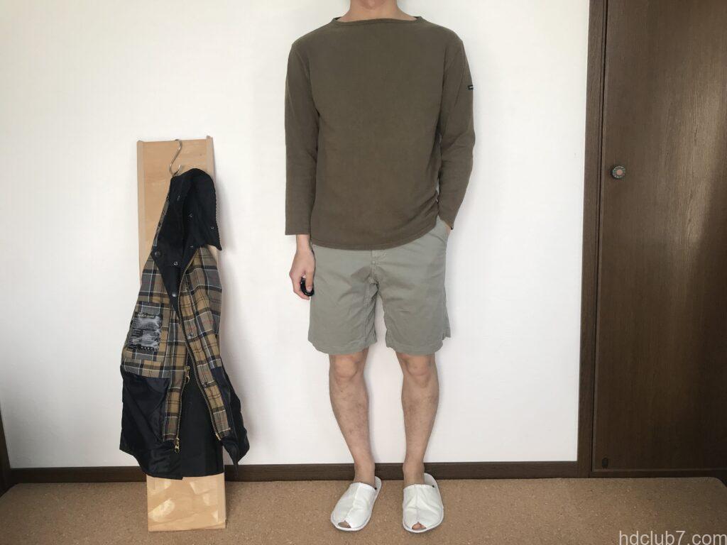 グラミチのSTショーツとセントジェームスのウエッソンを着た人