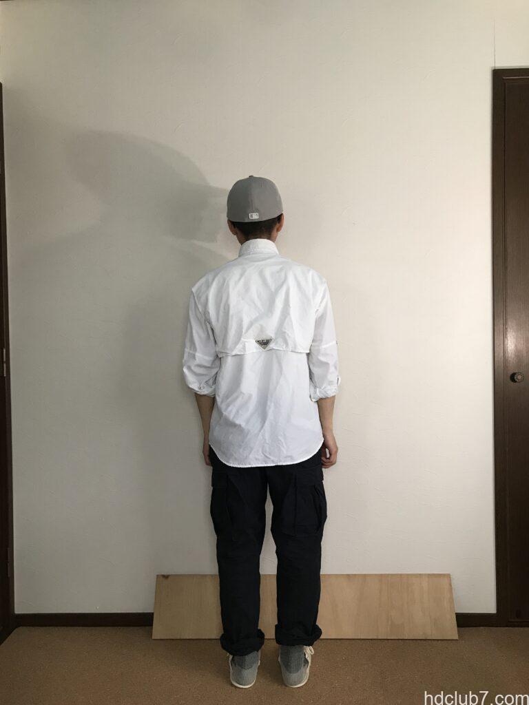 コロンビアPFGのバハマシャツⅡの長袖とプロッパーのカーゴパンツを着た人