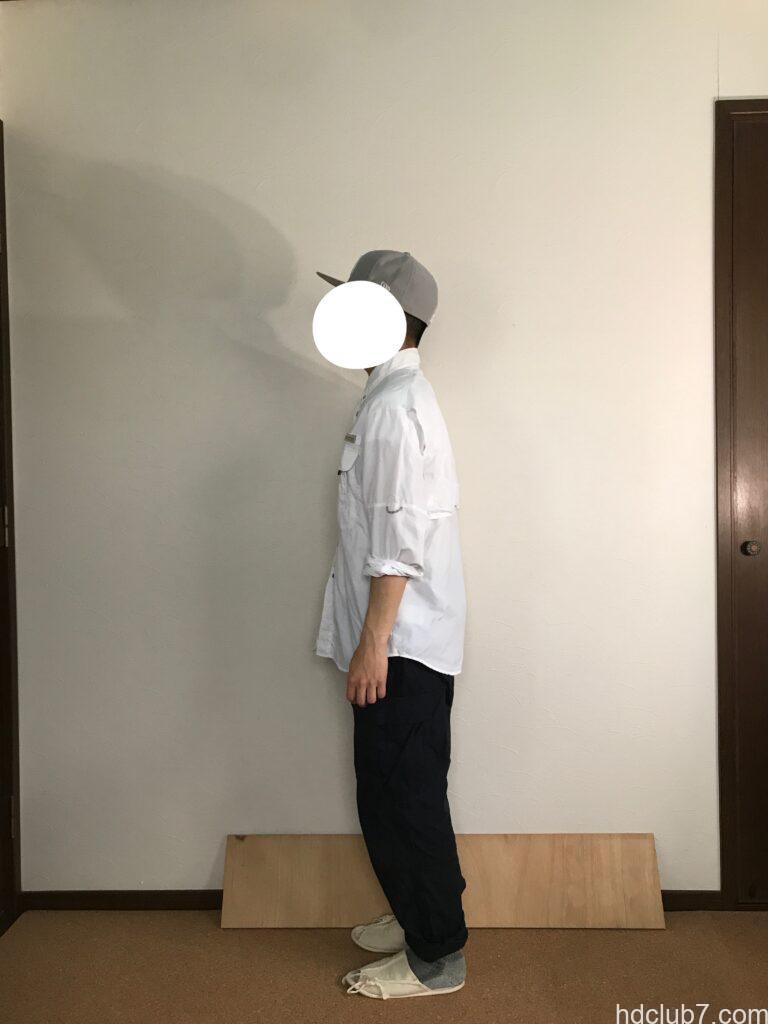 コロンビアPFGのバハマシャツⅡの長袖とプロッパーのカーゴパンツを着た人