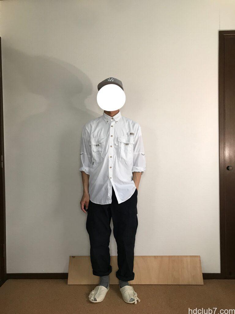 コロンビアPFGのバハマシャツⅡの長袖とプロッパーのカーゴパンツを着た人