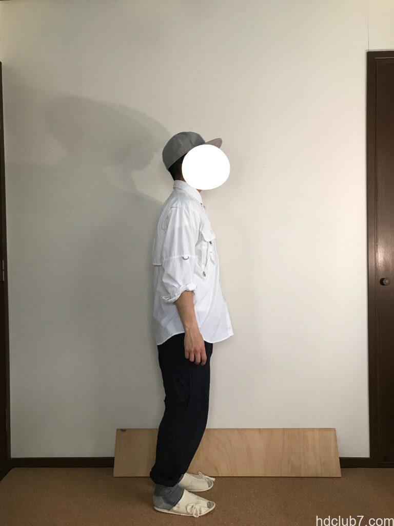 コロンビアPFGのバハマシャツⅡの長袖とプロッパーのカーゴパンツを着た人