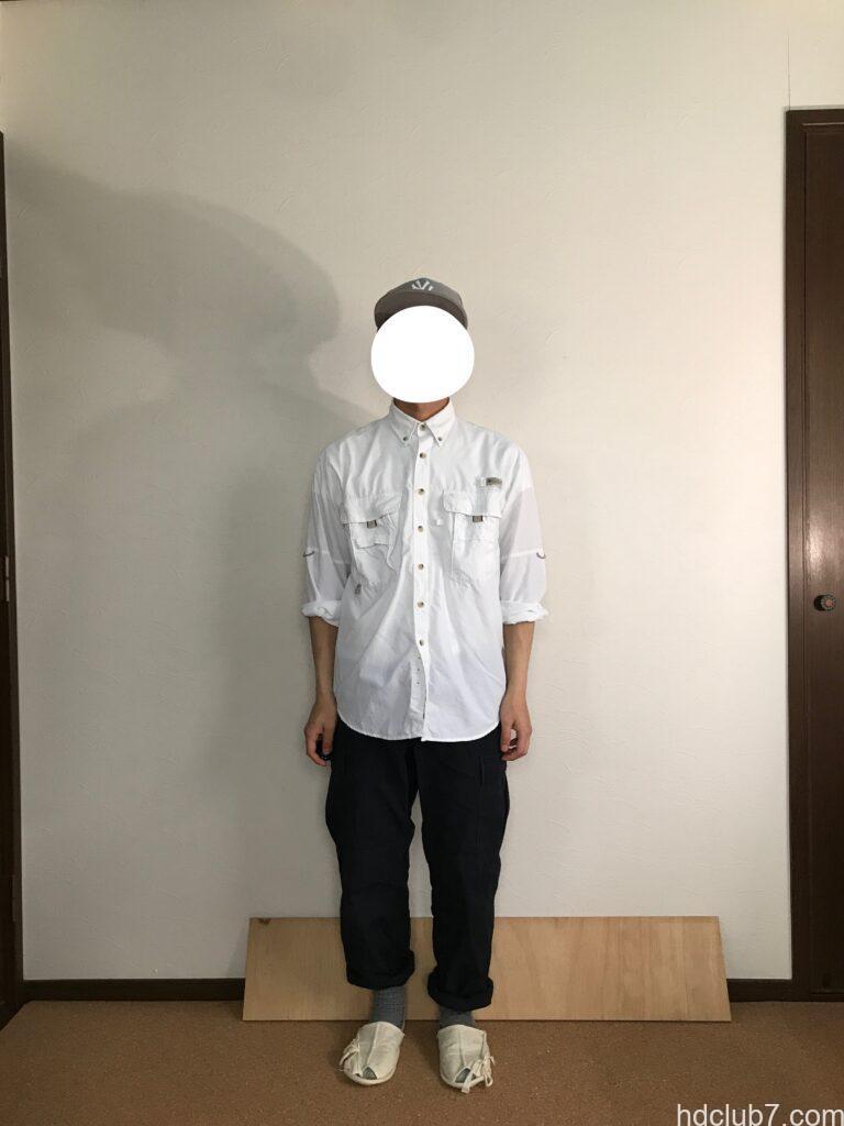 コロンビアPFGのバハマシャツⅡの長袖とプロッパーのカーゴパンツを着た人