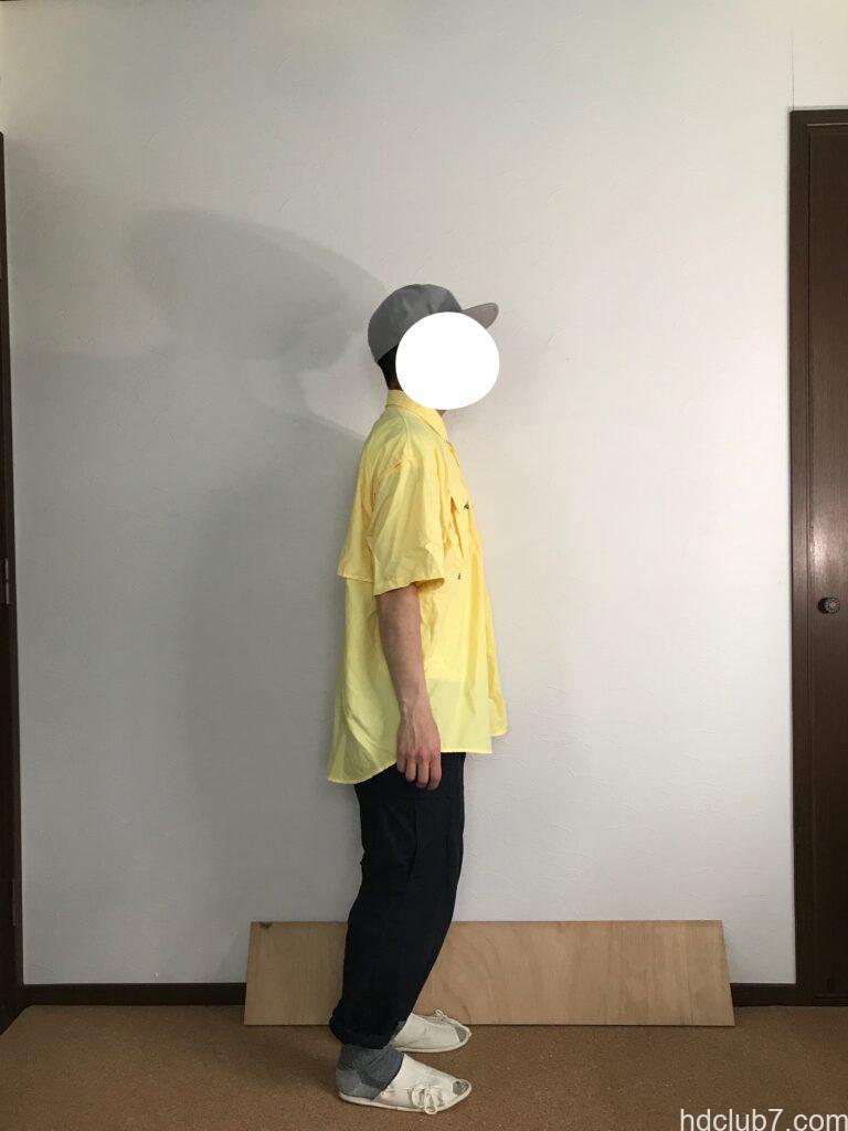 コロンビアPFGのバハマシャツⅡの半袖とプロッパーのカーゴパンツを着た人