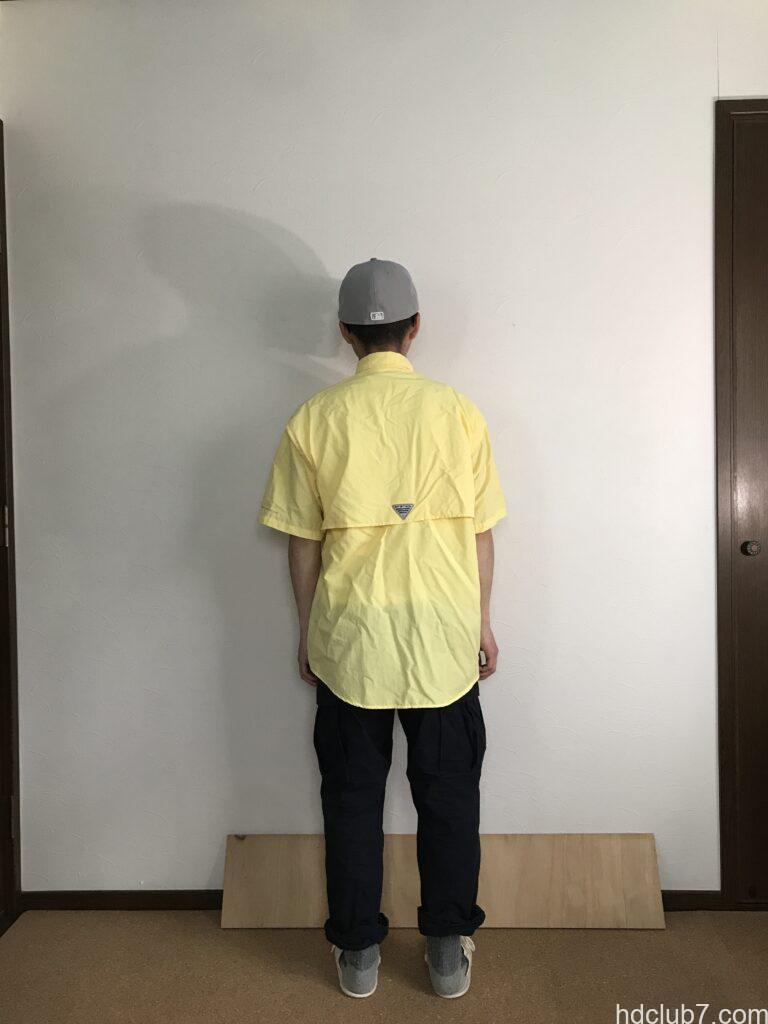 コロンビアPFGのバハマシャツⅡの半袖とプロッパーのカーゴパンツを着た人