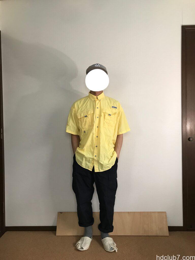 コロンビアPFGのバハマシャツⅡの半袖とプロッパーのカーゴパンツを着た人