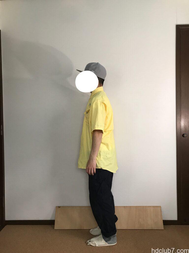 コロンビアPFGのバハマシャツⅡの半袖とプロッパーのカーゴパンツを着た人