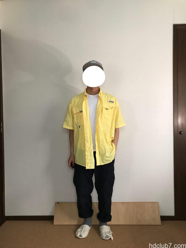 コロンビアPFGのバハマシャツⅡの半袖とプロッパーのカーゴパンツを着た人
