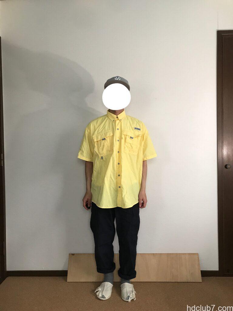 コロンビアPFGのバハマシャツⅡの半袖とプロッパーのカーゴパンツを着た人