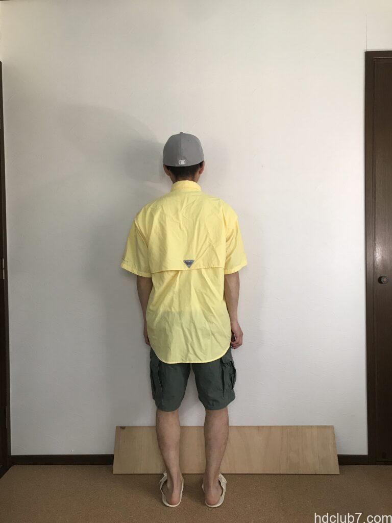 コロンビアPFGのバハマシャツⅡの半袖とプロッパーのカーゴショーツを着た人