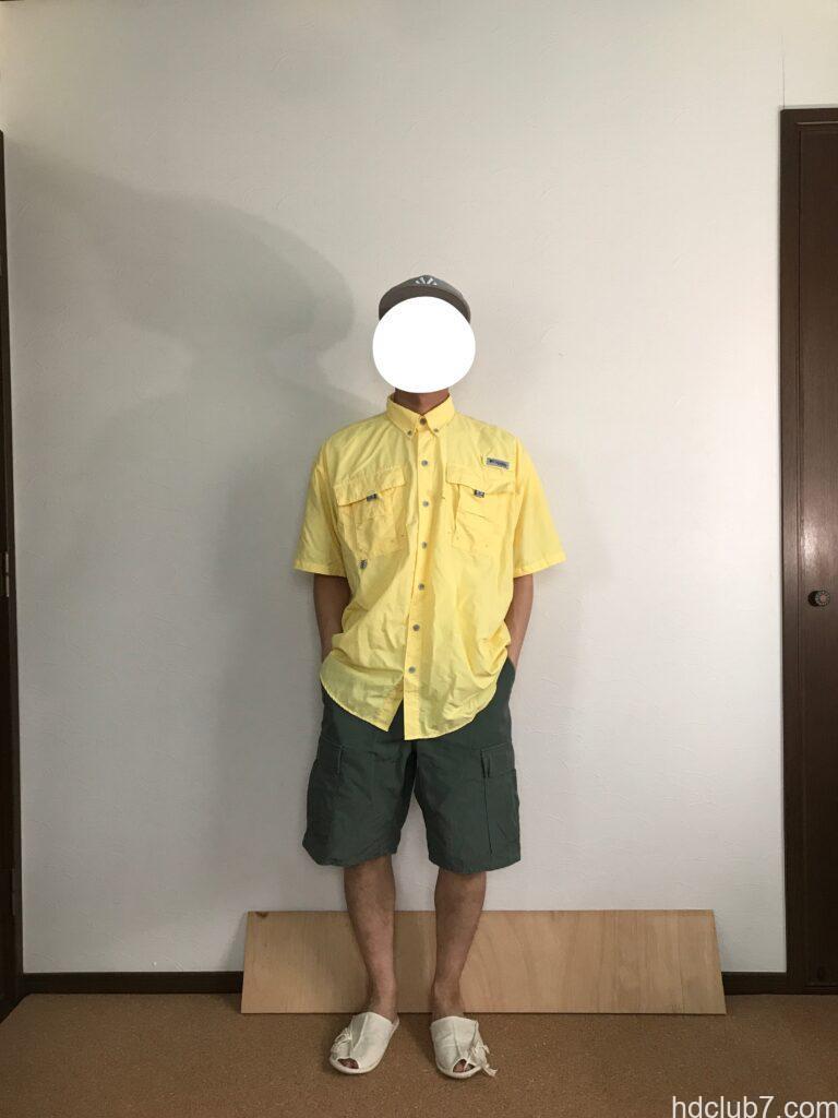 コロンビアPFGのバハマシャツⅡの半袖とプロッパーのカーゴショーツを着た人