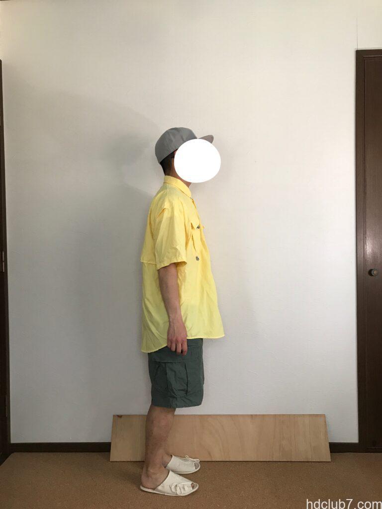 コロンビアPFGのバハマシャツⅡの半袖とプロッパーのカーゴショーツを着た人