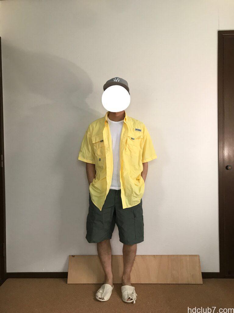 コロンビアPFGのバハマシャツⅡの半袖とプロッパーのカーゴショーツを着た人