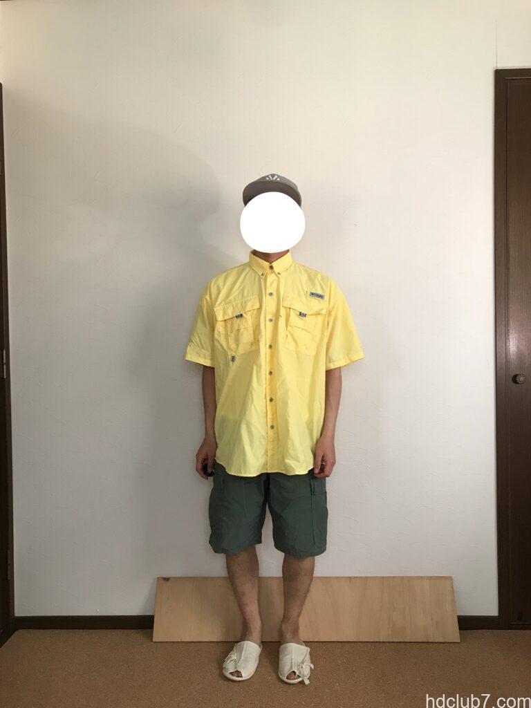 コロンビアPFGのバハマシャツⅡの半袖とプロッパーのカーゴショーツを着た人