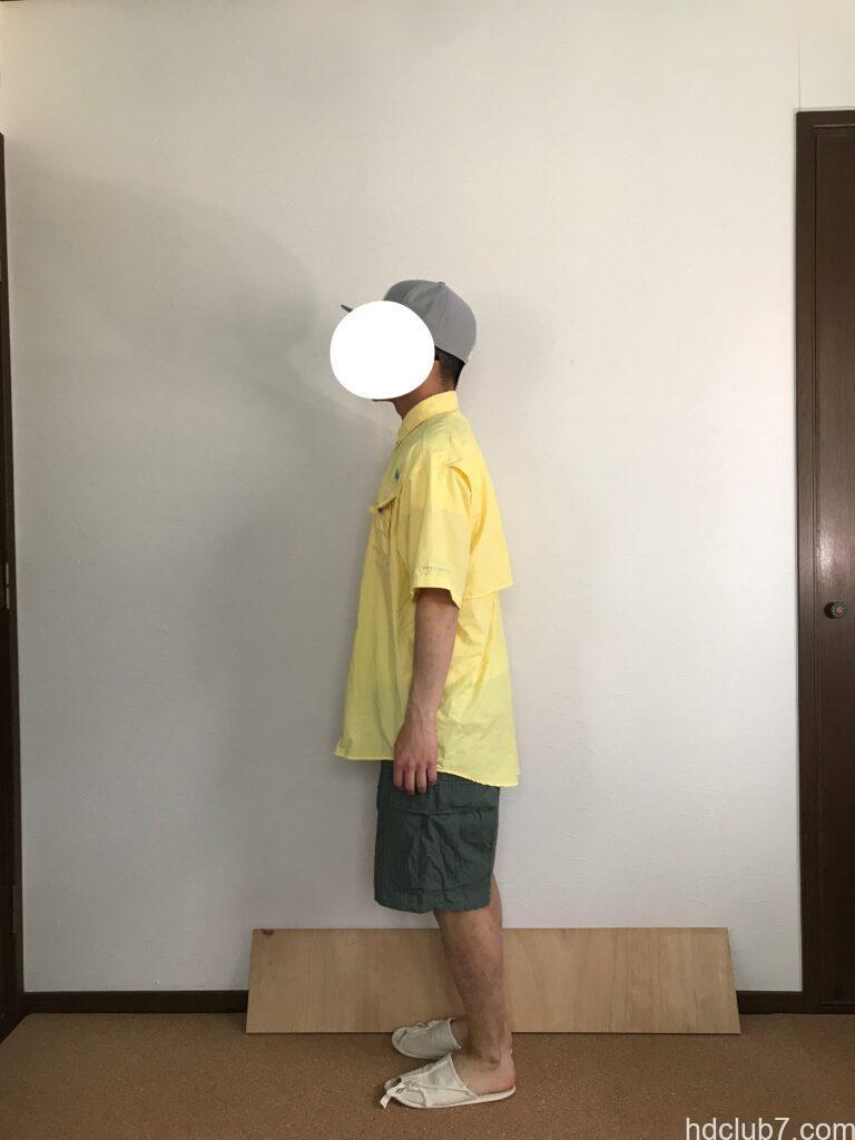 コロンビアPFGのバハマシャツⅡの半袖とプロッパーのカーゴショーツを着た人