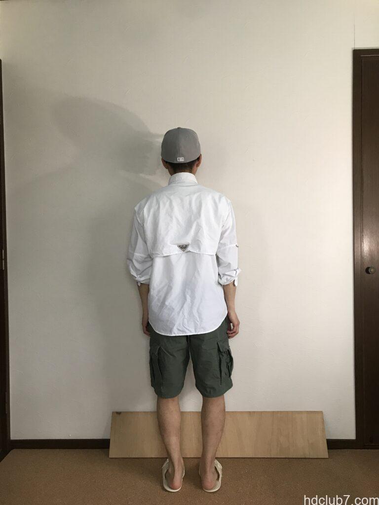 コロンビアPFGのバハマシャツⅡの長袖とプロッパーのカーゴショーツを着た人