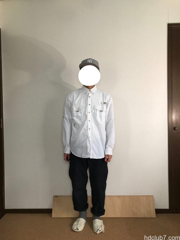 コロンビアPFGのバハマシャツⅡの長袖とプロッパーのカーゴパンツを着た人