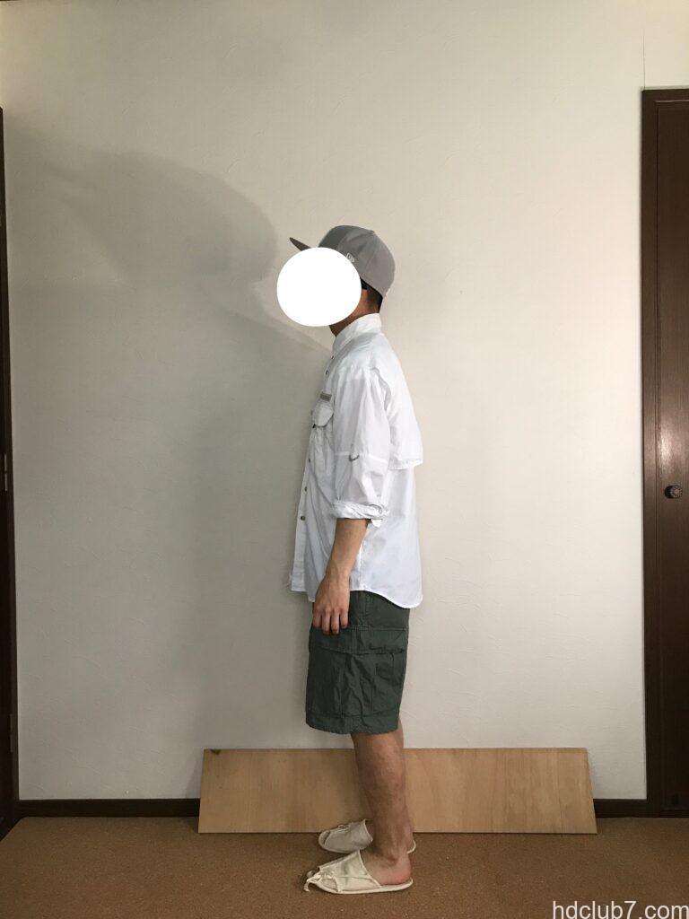 コロンビアPFGのバハマシャツⅡの長袖とプロッパーのカーゴショーツを着た人