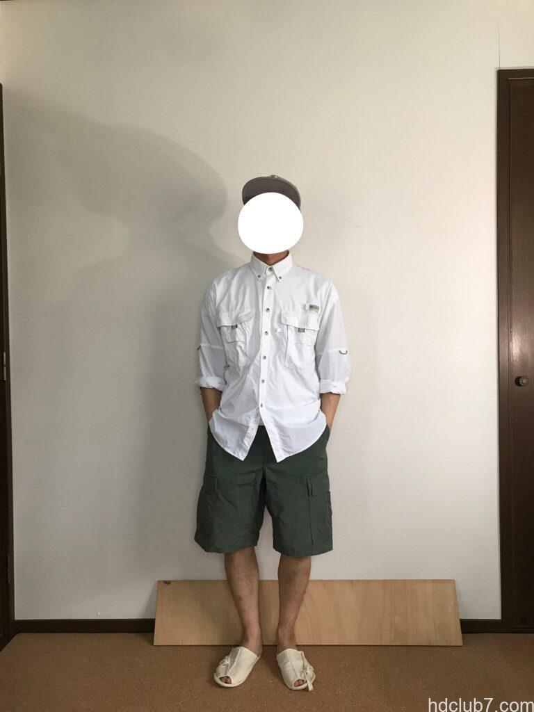 コロンビアPFGのバハマシャツⅡの長袖とプロッパーのカーゴショーツを着た人