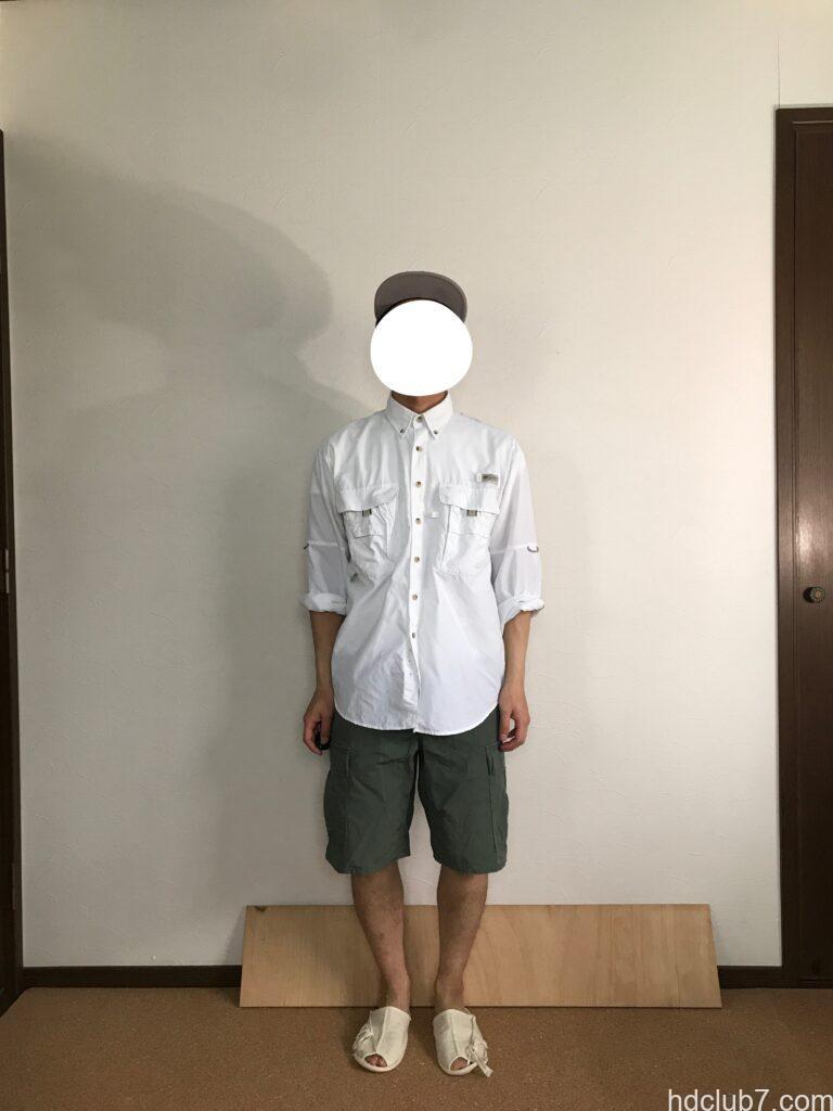 コロンビアPFGのバハマシャツⅡの長袖とプロッパーのカーゴショーツを着た人