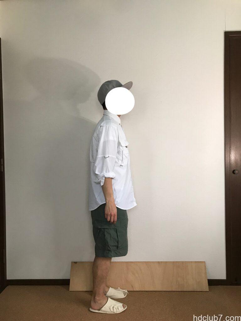 コロンビアPFGのバハマシャツⅡの長袖とプロッパーのカーゴショーツを着た人