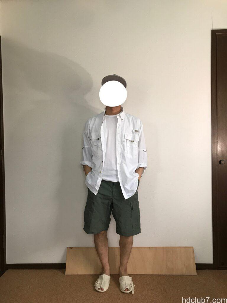 コロンビアPFGのバハマシャツⅡの長袖とプロッパーのカーゴショーツを着た人