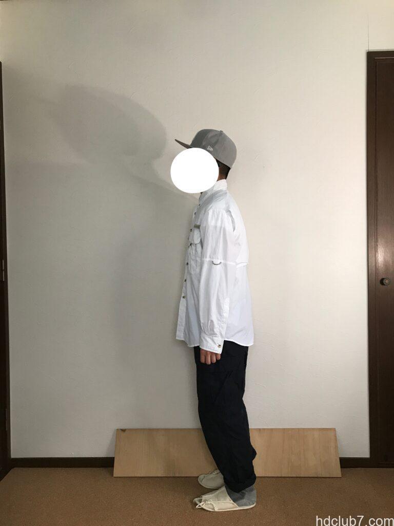 コロンビアPFGのバハマシャツⅡの長袖とプロッパーのカーゴパンツを着た人