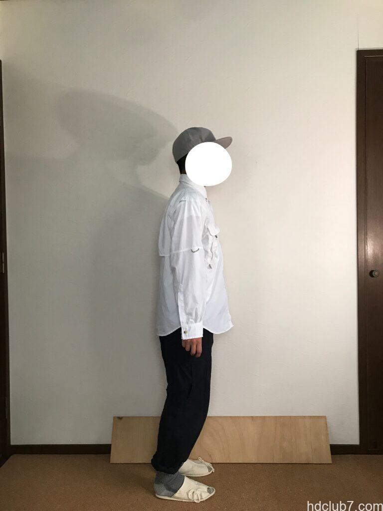 コロンビアPFGのバハマシャツⅡの長袖とプロッパーのカーゴパンツを着た人