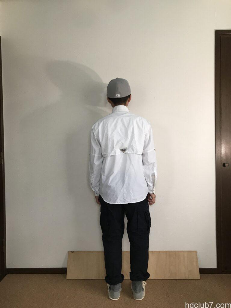 コロンビアPFGのバハマシャツⅡの長袖とプロッパーのカーゴパンツを着た人