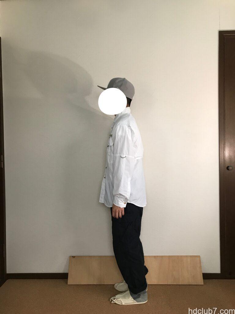 コロンビアPFGのバハマシャツⅡの長袖とプロッパーのカーゴパンツを着た人