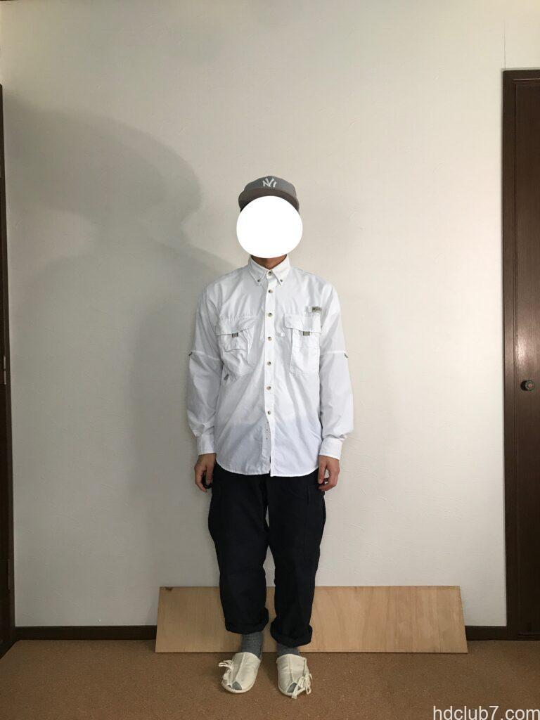 コロンビアPFGのバハマシャツⅡの長袖とプロッパーのカーゴパンツを着た人