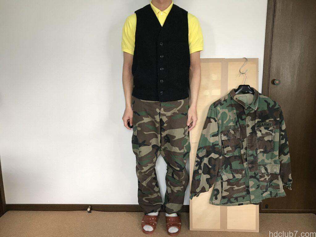 フィルソンのマッキーノウールベストとラコステのL1212を着た人