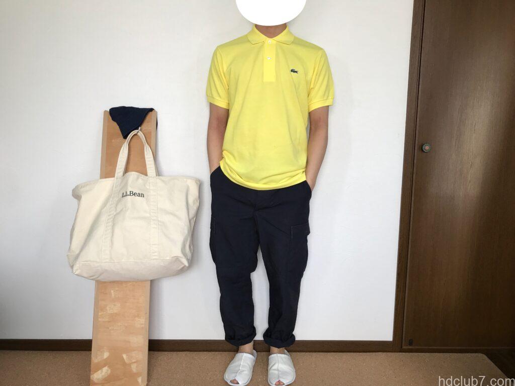 ラコステの日本製ポロシャツL1212ALの新品とプロッパーのカーゴパンツを着た男