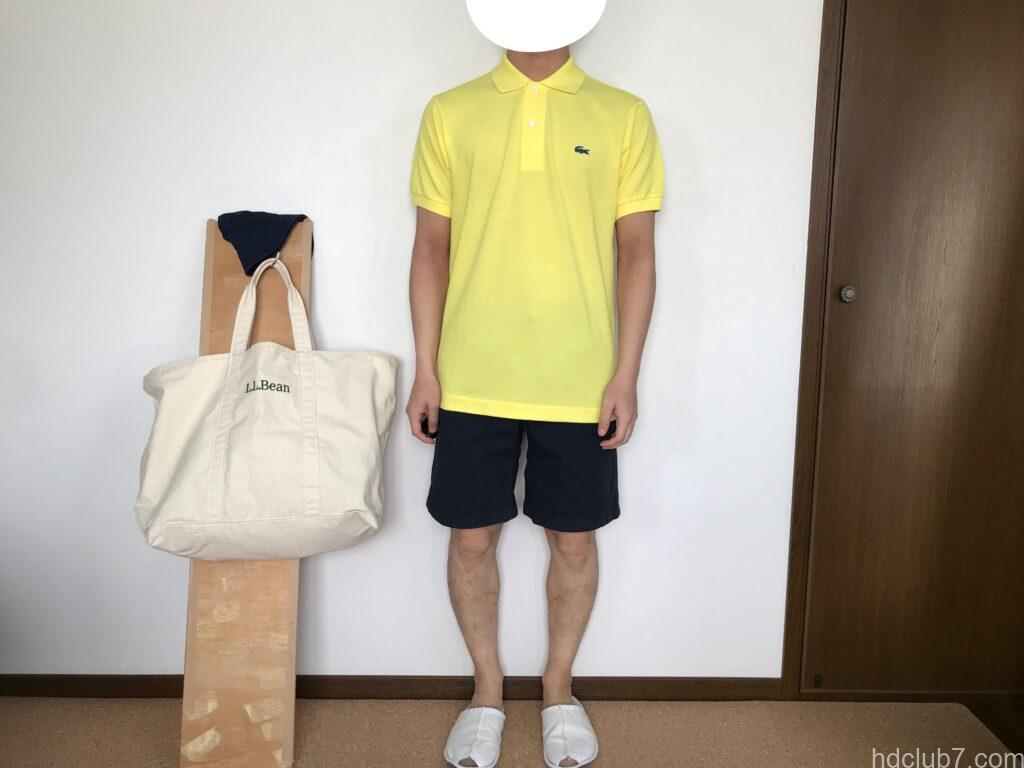 ラコステの日本製ポロシャツL1212ALの新品とグラミチのGショーツを着た男