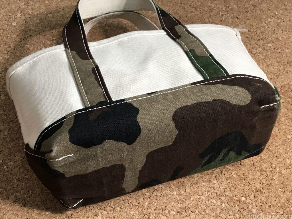 犬の散歩で使用して9ヶ月が経過したエルエルビーンのトートバッグミニの底面