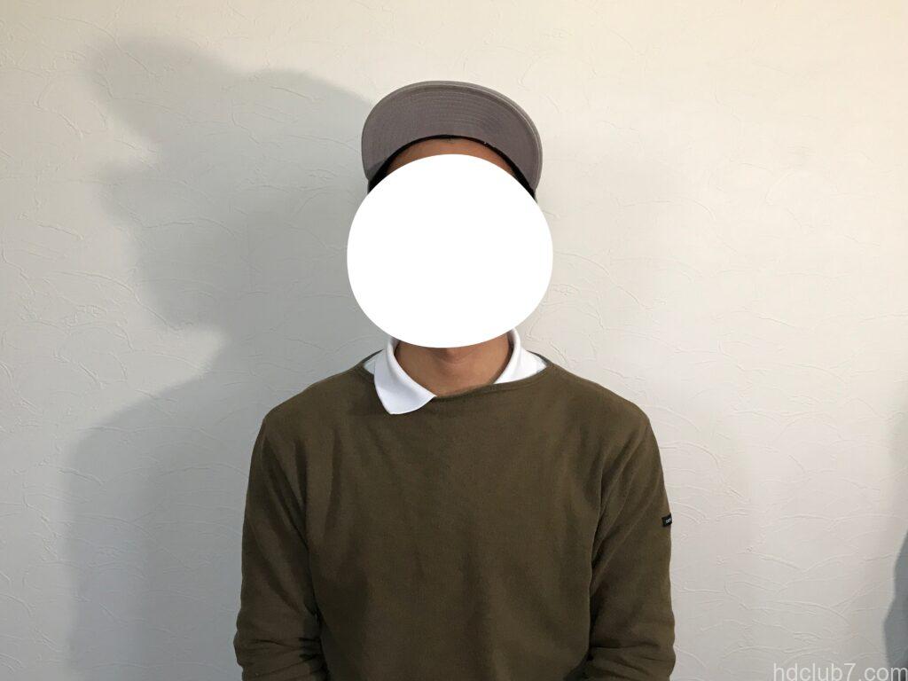 ニューエラのキャップ59fiftyを浅く被っている人