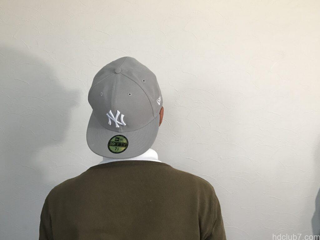 ニューエラのキャップ59fiftyを後ろ向きに被っている人