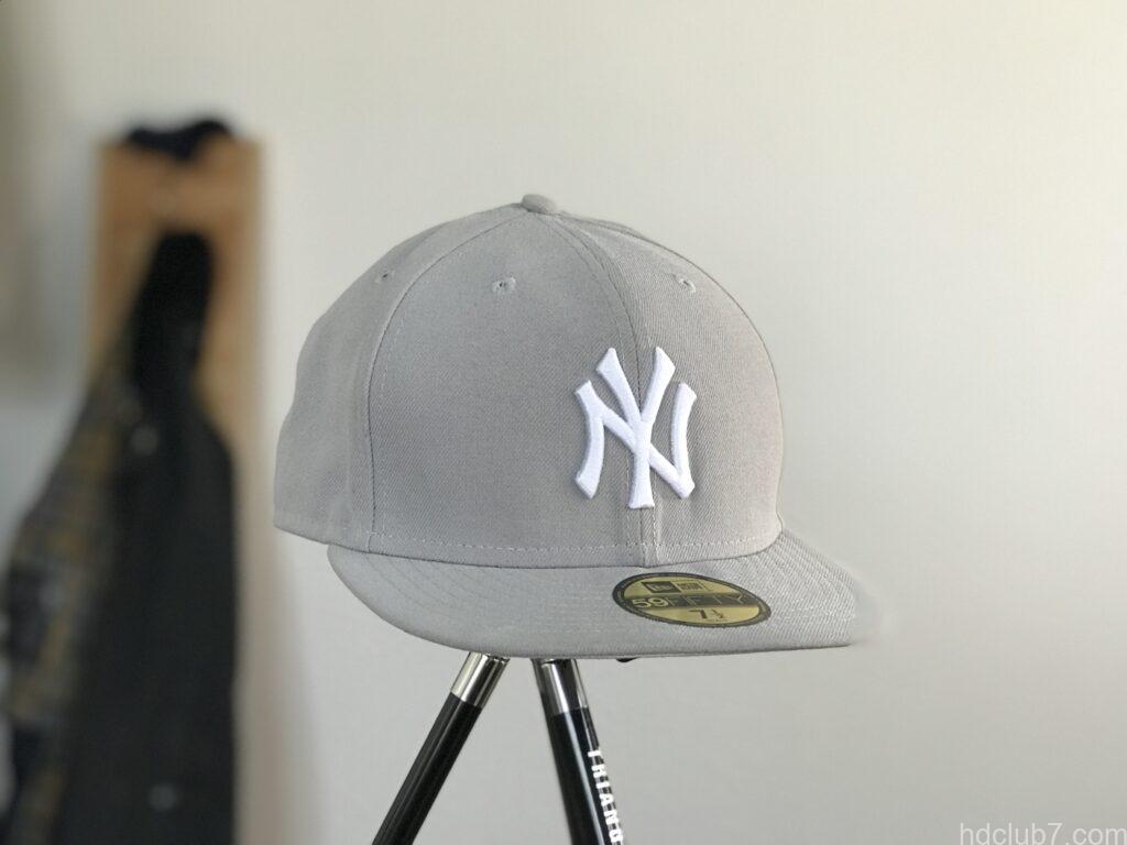 購入直後のニューエラのキャップ59fiftyの正面