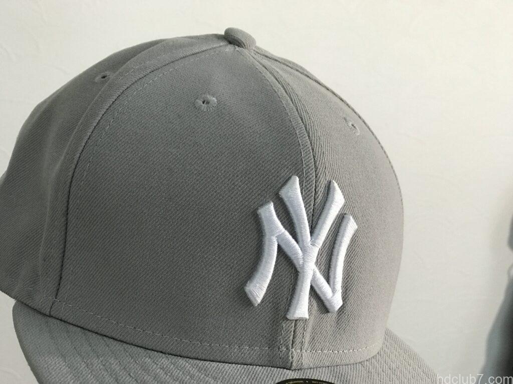 購入直後のニューエラのキャップ59fiftyのニューヨーク・ヤンキースのロゴ